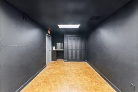 Propiedad comercial en venta en Miami, Florida № 1830996 - foto 7
