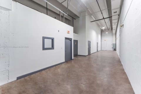 Propiedad comercial en venta en Miami, Florida № 1830996 - foto 5