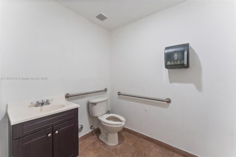 Propiedad comercial en venta en Miami, Florida № 1830996 - foto 11