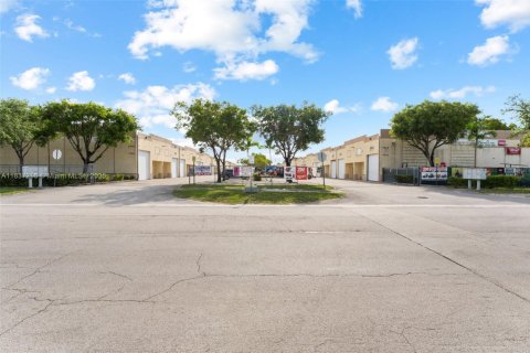 Propiedad comercial en venta en Miami, Florida № 1830996 - foto 1