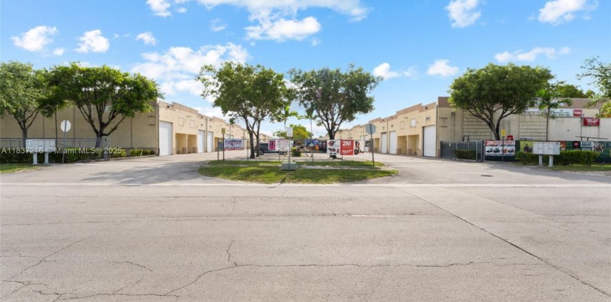 Propiedad comercial en Miami, Florida № 1830996