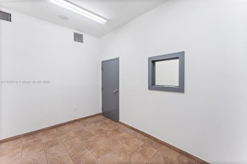 Propiedad comercial en venta en Miami, Florida № 1830996 - foto 3