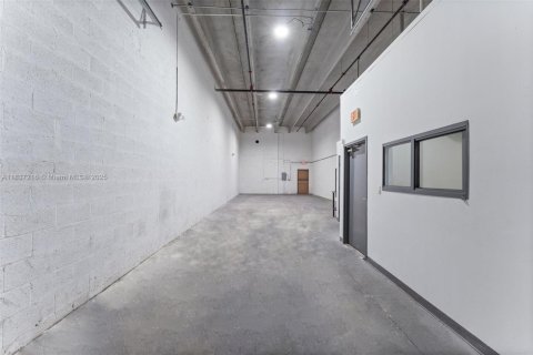 Propiedad comercial en venta en Miami, Florida № 1830996 - foto 14