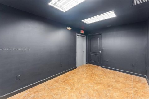 Propiedad comercial en venta en Miami, Florida № 1830996 - foto 8
