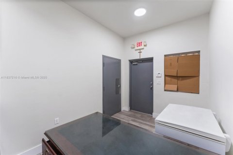 Propiedad comercial en venta en Miami, Florida № 1830996 - foto 18