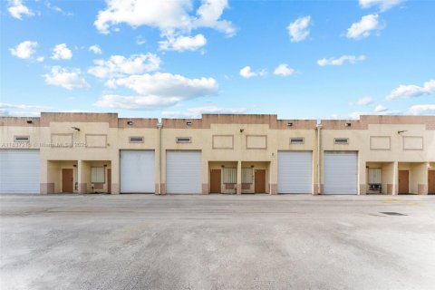 Propiedad comercial en venta en Miami, Florida № 1830996 - foto 2