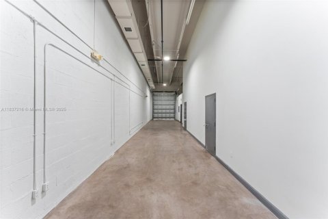 Propiedad comercial en venta en Miami, Florida № 1830996 - foto 10