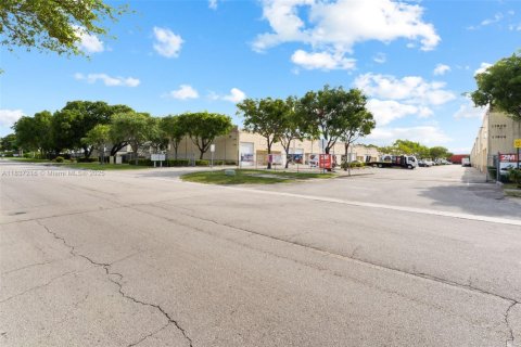 Propiedad comercial en venta en Miami, Florida № 1830996 - foto 21