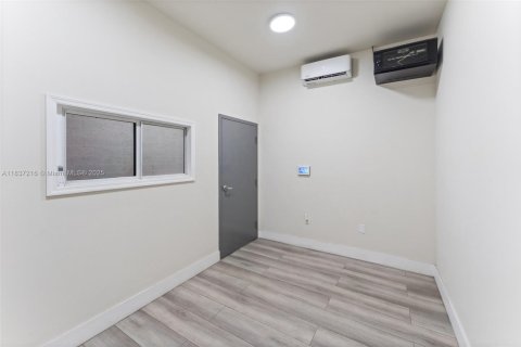 Propiedad comercial en venta en Miami, Florida № 1830996 - foto 12