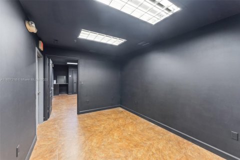 Propiedad comercial en venta en Miami, Florida № 1830996 - foto 9
