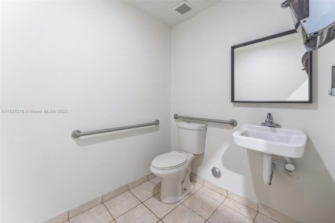 Propiedad comercial en venta en Miami, Florida № 1830996 - foto 16