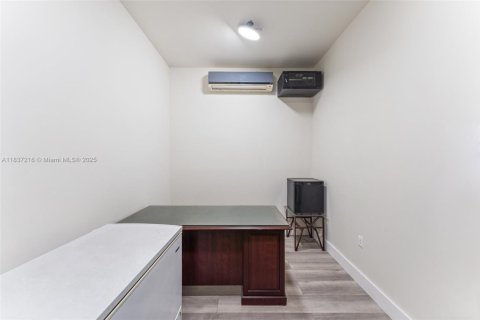 Propiedad comercial en venta en Miami, Florida № 1830996 - foto 17