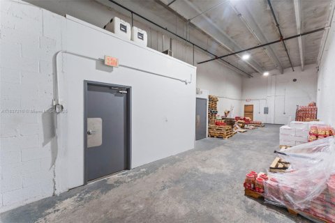 Propiedad comercial en venta en Miami, Florida № 1830996 - foto 19