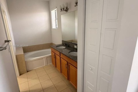 Casa en venta en Miami, Florida, 3 dormitorios, 182.55 m2 № 2003873 - foto 7