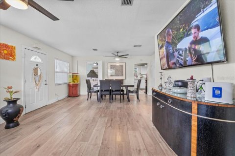 House in Orlando, Florida 4 bedrooms, 127.55 sq.m. № 1894674 - photo 6