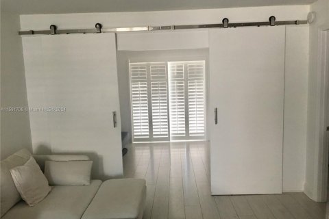 Condo in Miami Beach, Florida, 1 bedroom  № 1865414 - photo 25