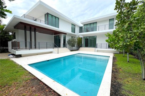 House in Key Biscayne, Florida 6 bedrooms, 297.84 sq.m. № 2055091 - photo 12