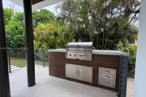 House in Key Biscayne, Florida 6 bedrooms, 297.84 sq.m. № 2055091 - photo 10