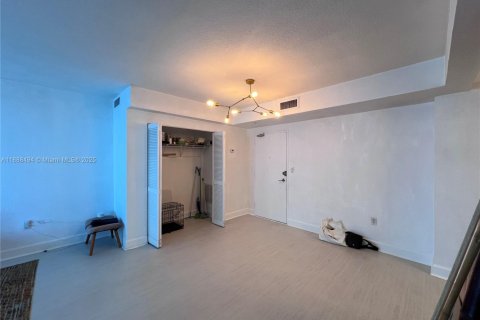 Condominio en alquiler en North Bay Village, Florida, 1 dormitorio, 76.64 m2 № 1942549 - foto 9