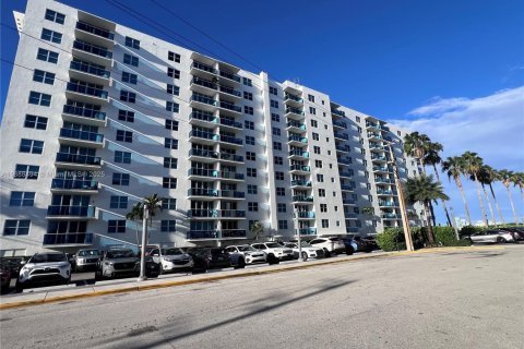 Condominio en alquiler en North Bay Village, Florida, 1 dormitorio, 76.64 m2 № 1942549 - foto 1