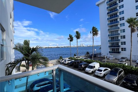 Condominio en alquiler en North Bay Village, Florida, 1 dormitorio, 76.64 m2 № 1942549 - foto 2