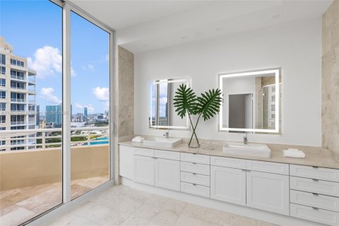 Condominio en venta en Miami, Florida, 5 dormitorios, 473.52 m2 № 1964148 - foto 25