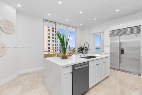 Condominio en venta en Miami, Florida, 5 dormitorios, 473.52 m2 № 1964148 - foto 17