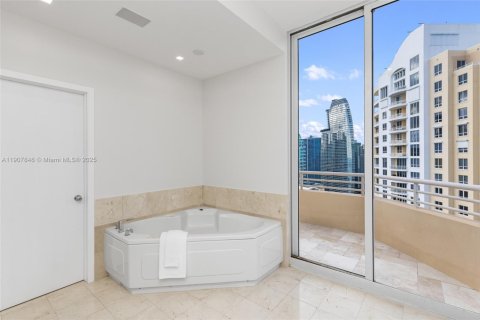 Condominio en venta en Miami, Florida, 5 dormitorios, 473.52 m2 № 1964148 - foto 27