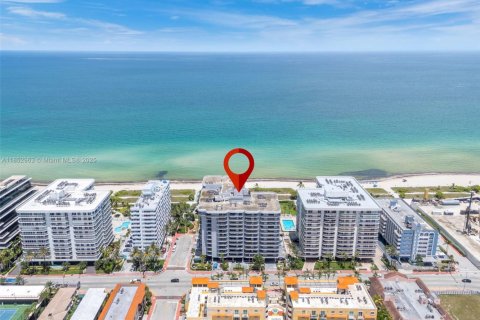 Condo in Surfside, Florida, 2 bedrooms  № 1872646 - photo 1