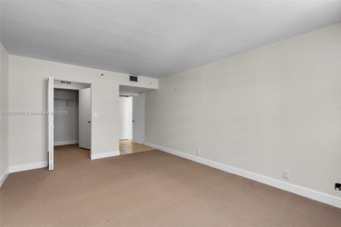 Condo in Surfside, Florida, 2 bedrooms  № 1872646 - photo 14