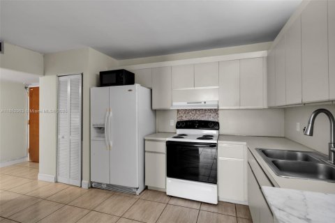 Condo in Surfside, Florida, 2 bedrooms  № 1872646 - photo 9