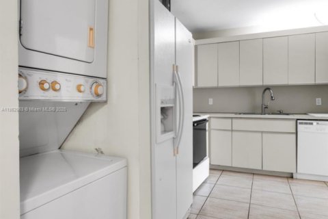 Condo in Surfside, Florida, 2 bedrooms  № 1872646 - photo 22