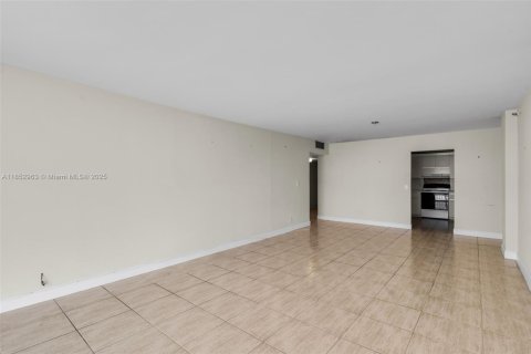 Condo in Surfside, Florida, 2 bedrooms  № 1872646 - photo 12