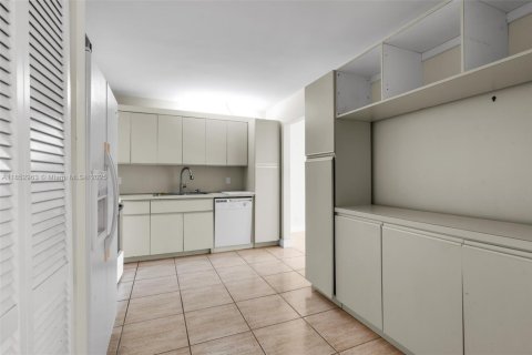 Condo in Surfside, Florida, 2 bedrooms  № 1872646 - photo 8