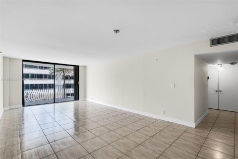 Condo in Surfside, Florida, 2 bedrooms  № 1872646 - photo 10