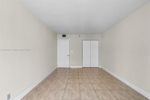 Condo in Surfside, Florida, 2 bedrooms  № 1872646 - photo 19