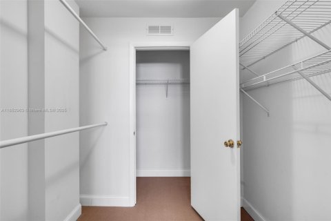Condo in Surfside, Florida, 2 bedrooms  № 1872646 - photo 15