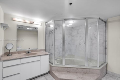 Condo in Surfside, Florida, 2 bedrooms  № 1872646 - photo 17
