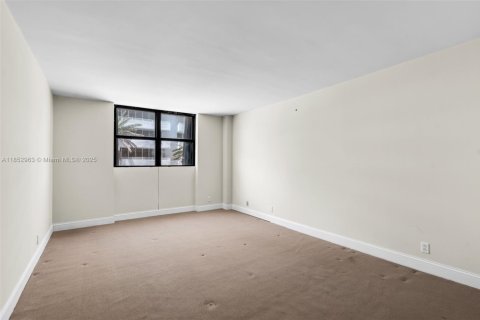 Condo in Surfside, Florida, 2 bedrooms  № 1872646 - photo 13