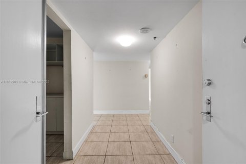 Condo in Surfside, Florida, 2 bedrooms  № 1872646 - photo 7