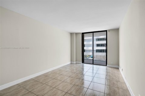 Condo in Surfside, Florida, 2 bedrooms  № 1872646 - photo 18