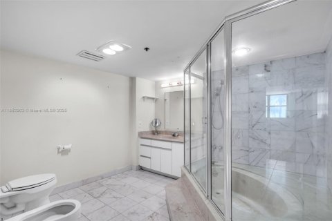 Condo in Surfside, Florida, 2 bedrooms  № 1872646 - photo 16