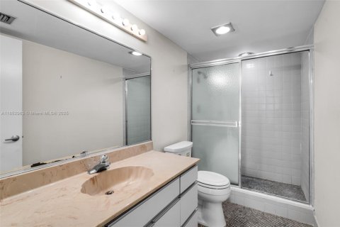 Condo in Surfside, Florida, 2 bedrooms  № 1872646 - photo 21