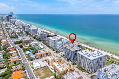 Condo in Surfside, Florida, 2 bedrooms  № 1872646 - photo 2