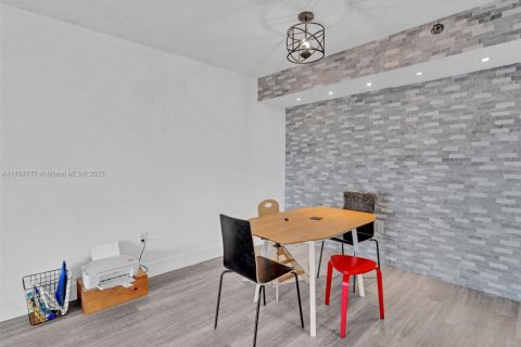 Condo in Miami, Florida, 2 bedrooms  № 1715720 - photo 11