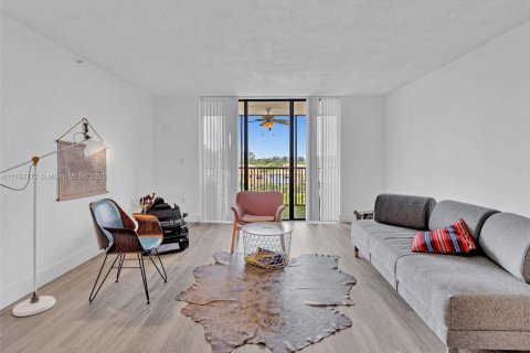 Condo in Miami, Florida, 2 bedrooms  № 1715720 - photo 16