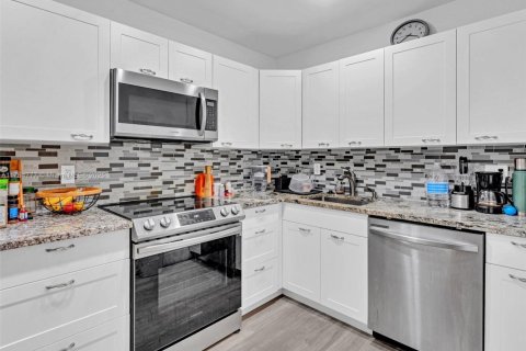 Condo in Miami, Florida, 2 bedrooms  № 1715720 - photo 8