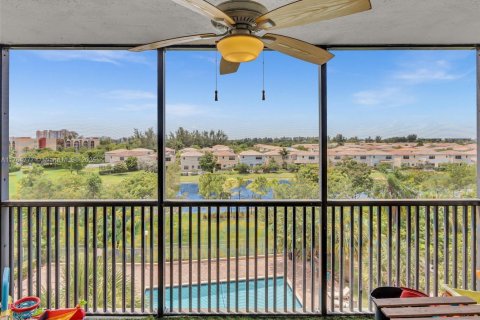 Condo in Miami, Florida, 2 bedrooms  № 1715720 - photo 1