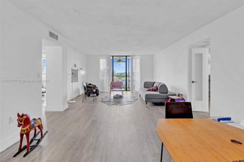 Condo in Miami, Florida, 2 bedrooms  № 1715720 - photo 13