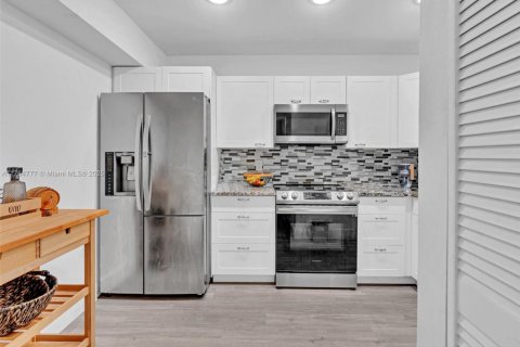 Condo in Miami, Florida, 2 bedrooms  № 1715720 - photo 5